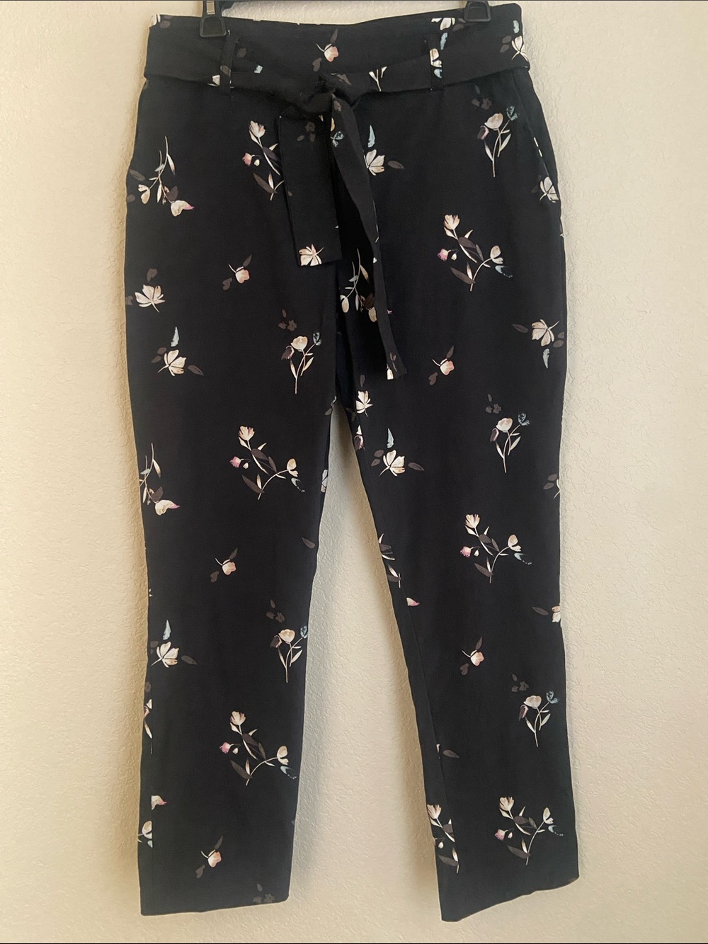 Jules & Leopold Black Ankle Pants with Subtle Floral Print and Tie Waist, sz S